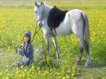 女生向男生嘴里发音的视频